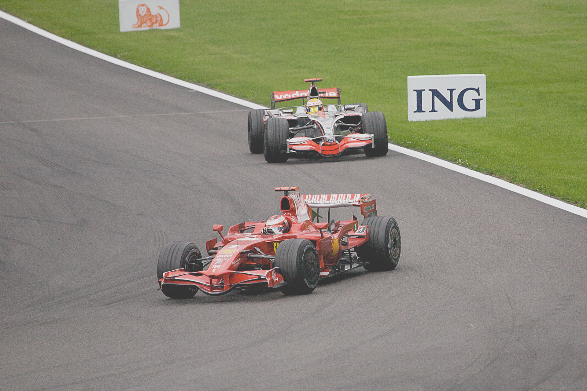 Lewis Hamilton und Kimi Räikkönen in Spa 2008